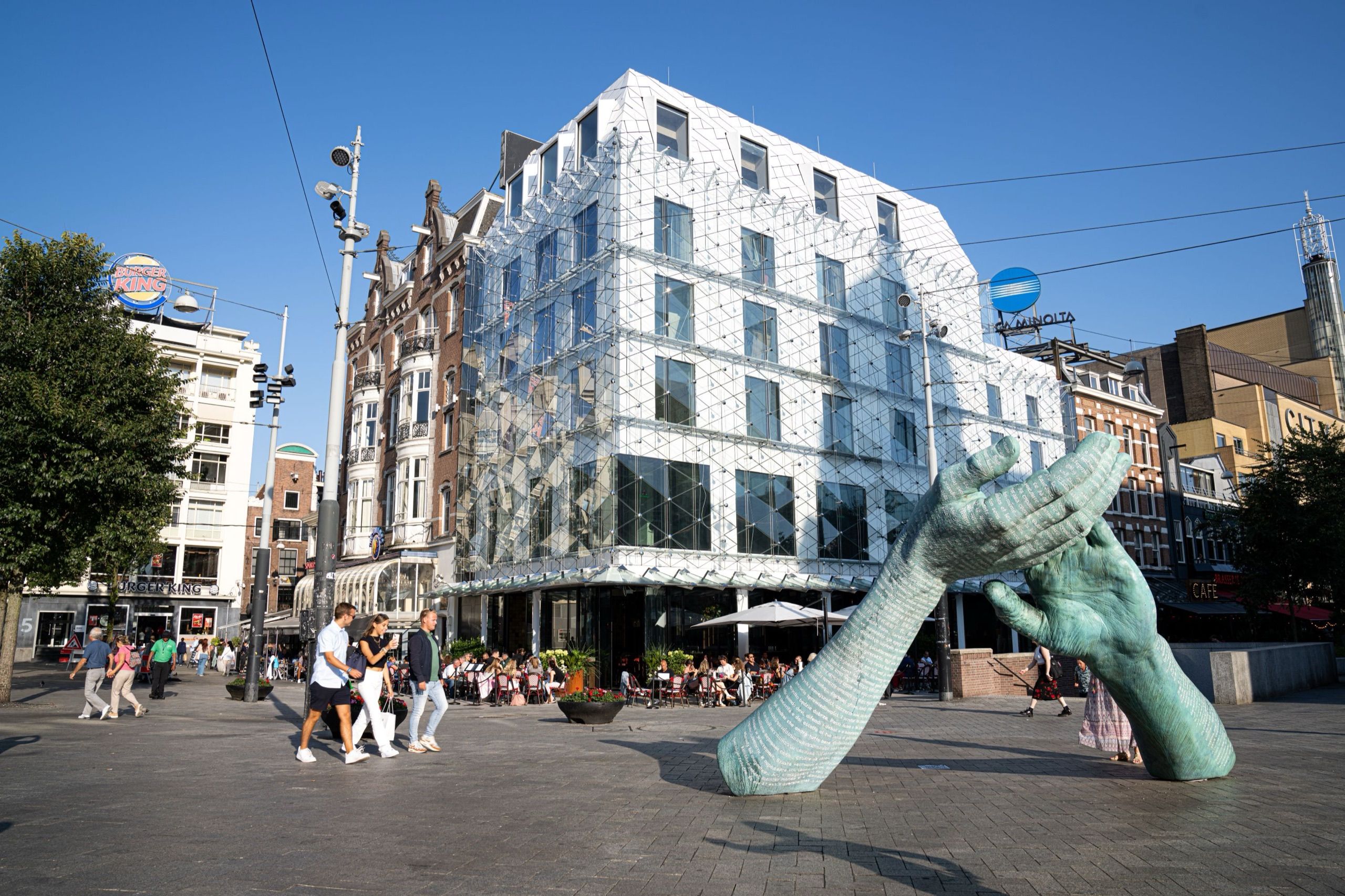 Hotel The Diamond aan het Leidseplein met het terras van Heineken Hoek en het handenbeeld op het plein